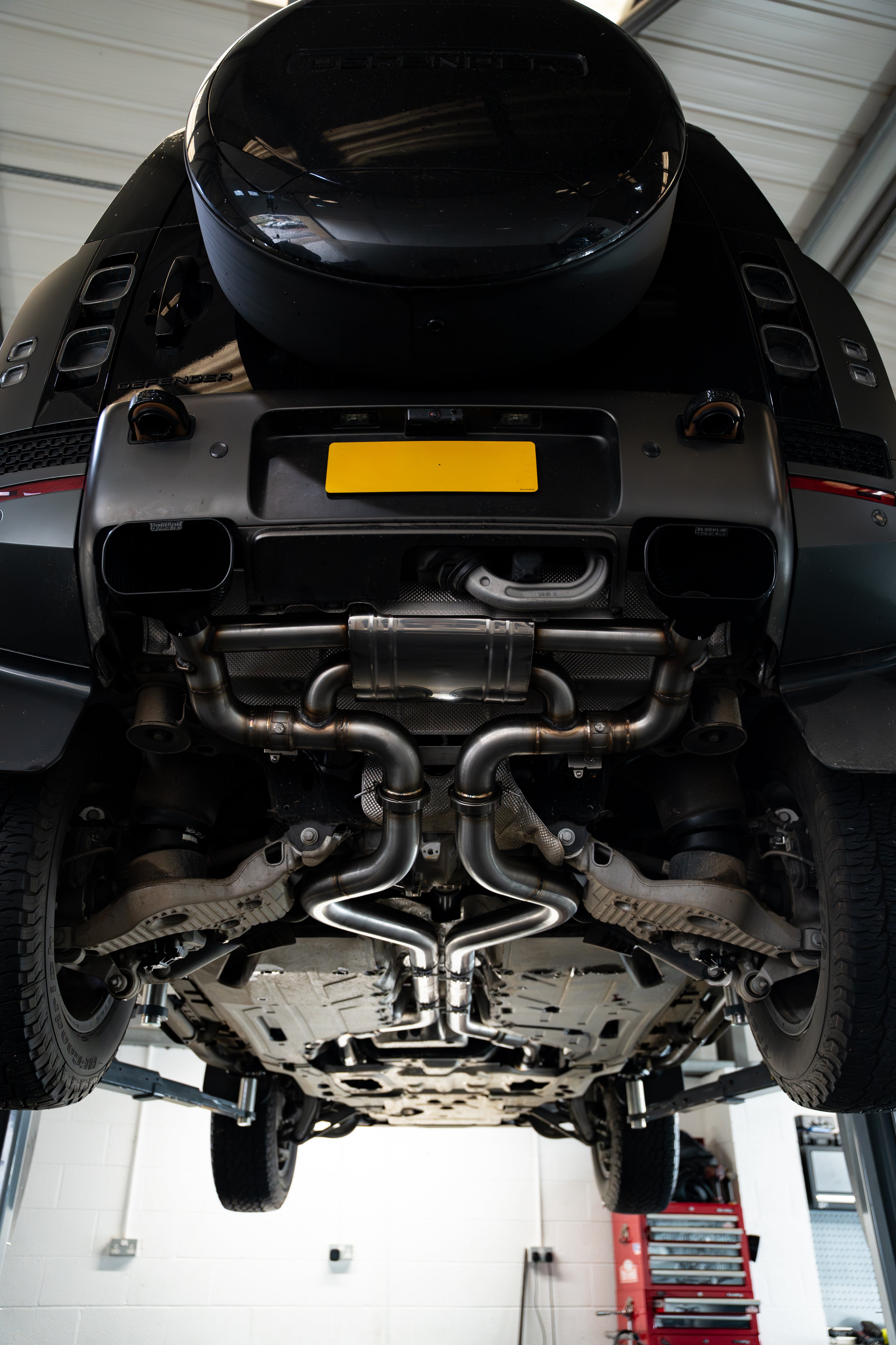 Land Rover Defender OCTA 110 P635 Quicksilver with Sound Architect (2025 on)