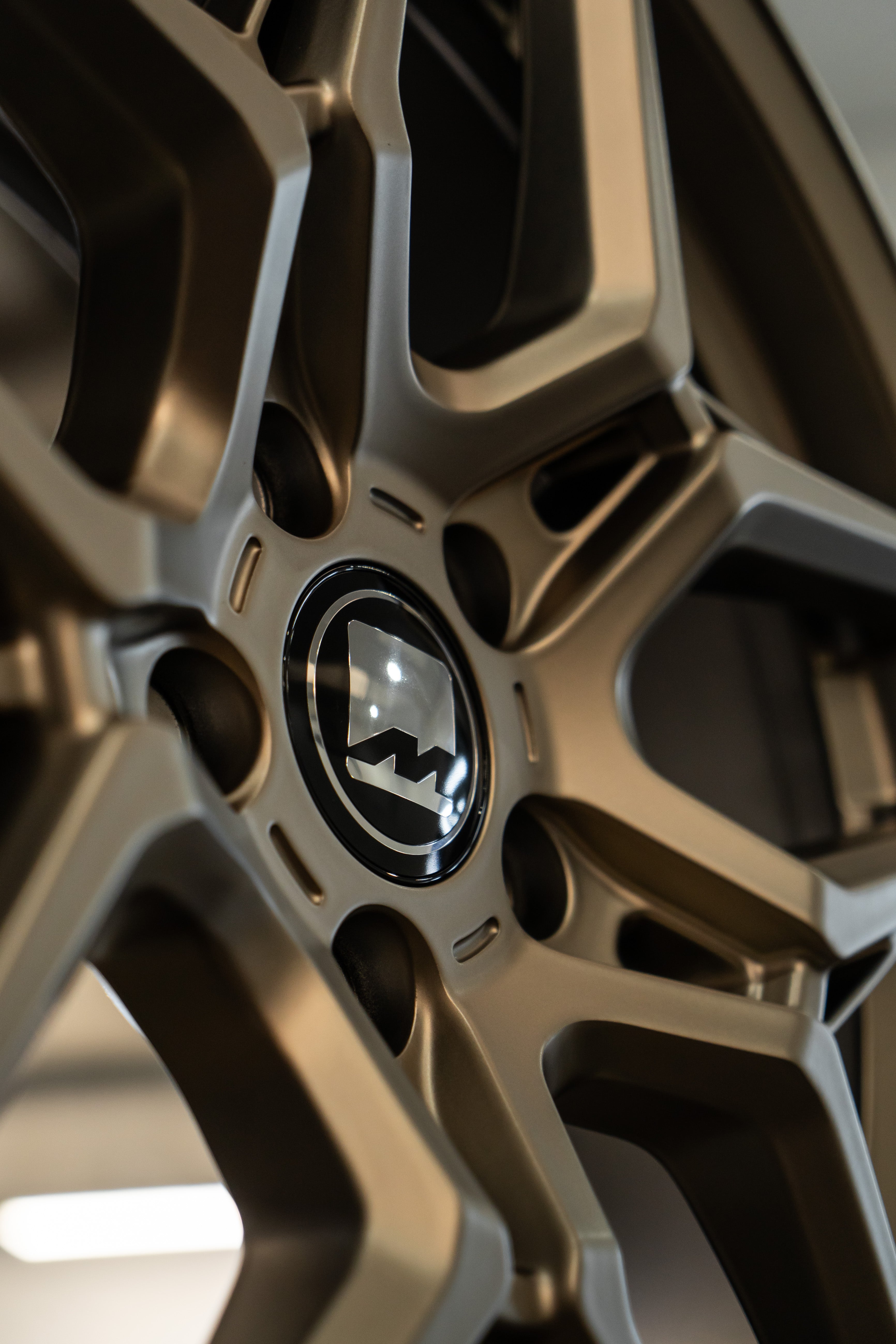 BMW i4 M-W1 20" Neodyme Gold Motech Wheel