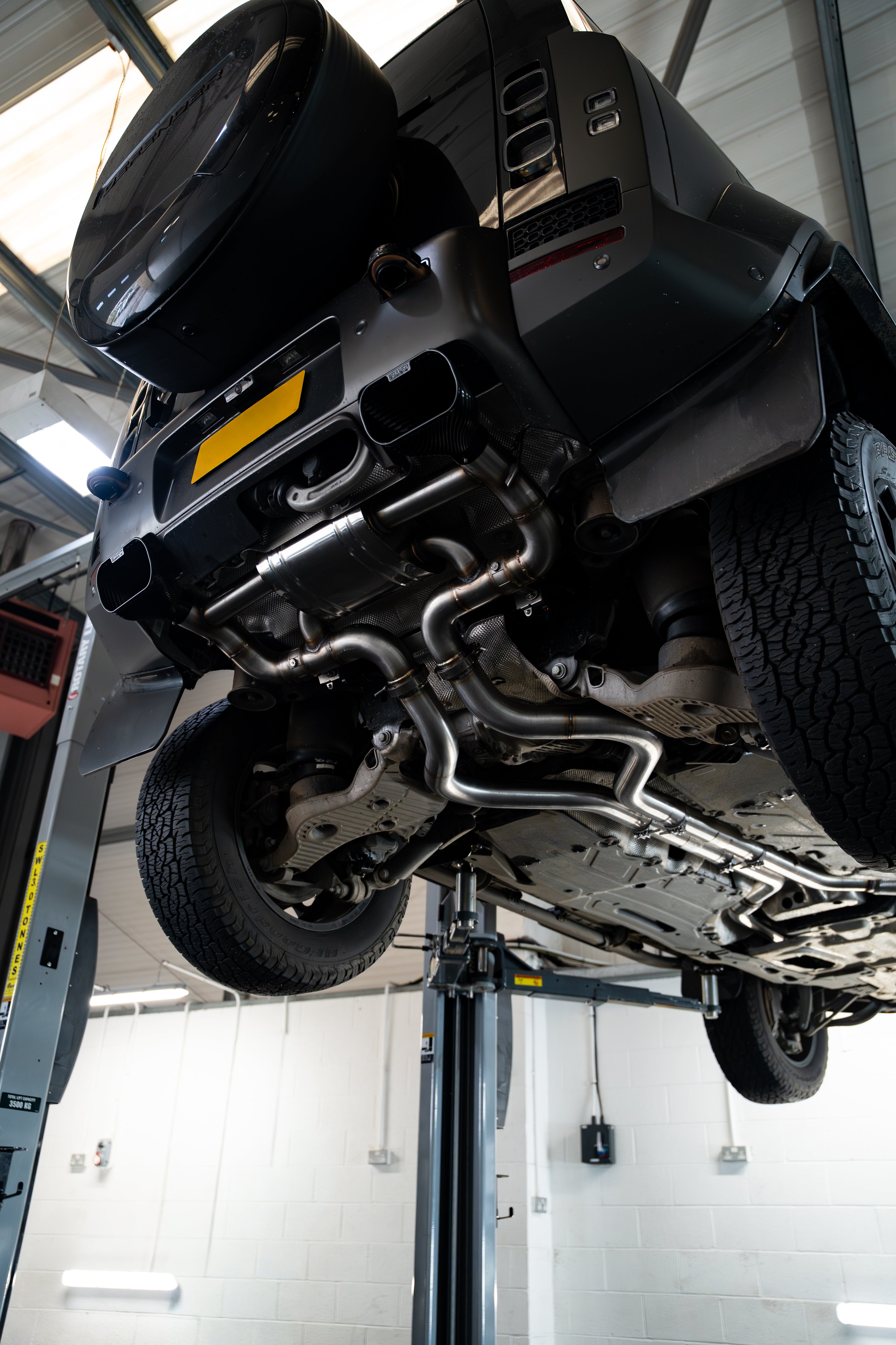 Land Rover Defender OCTA 110 P635 Quicksilver with Sound Architect (2025 on)