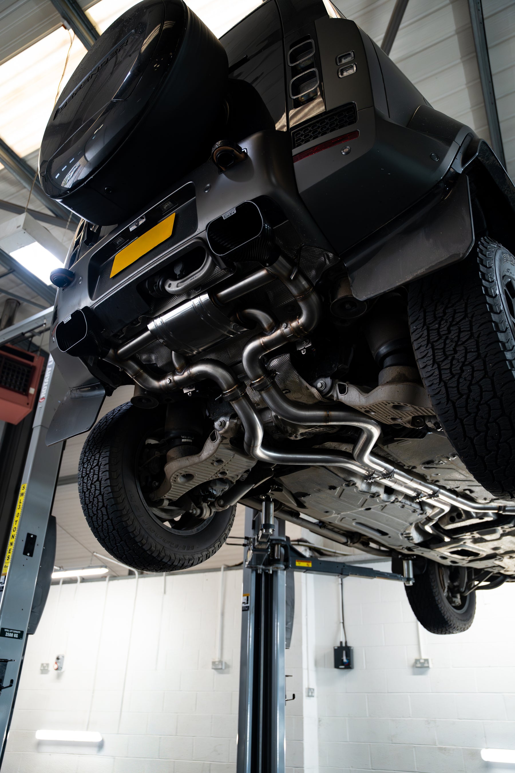 Land Rover Defender OCTA 110 P635 Quicksilver with Sound Architect (2025 on)