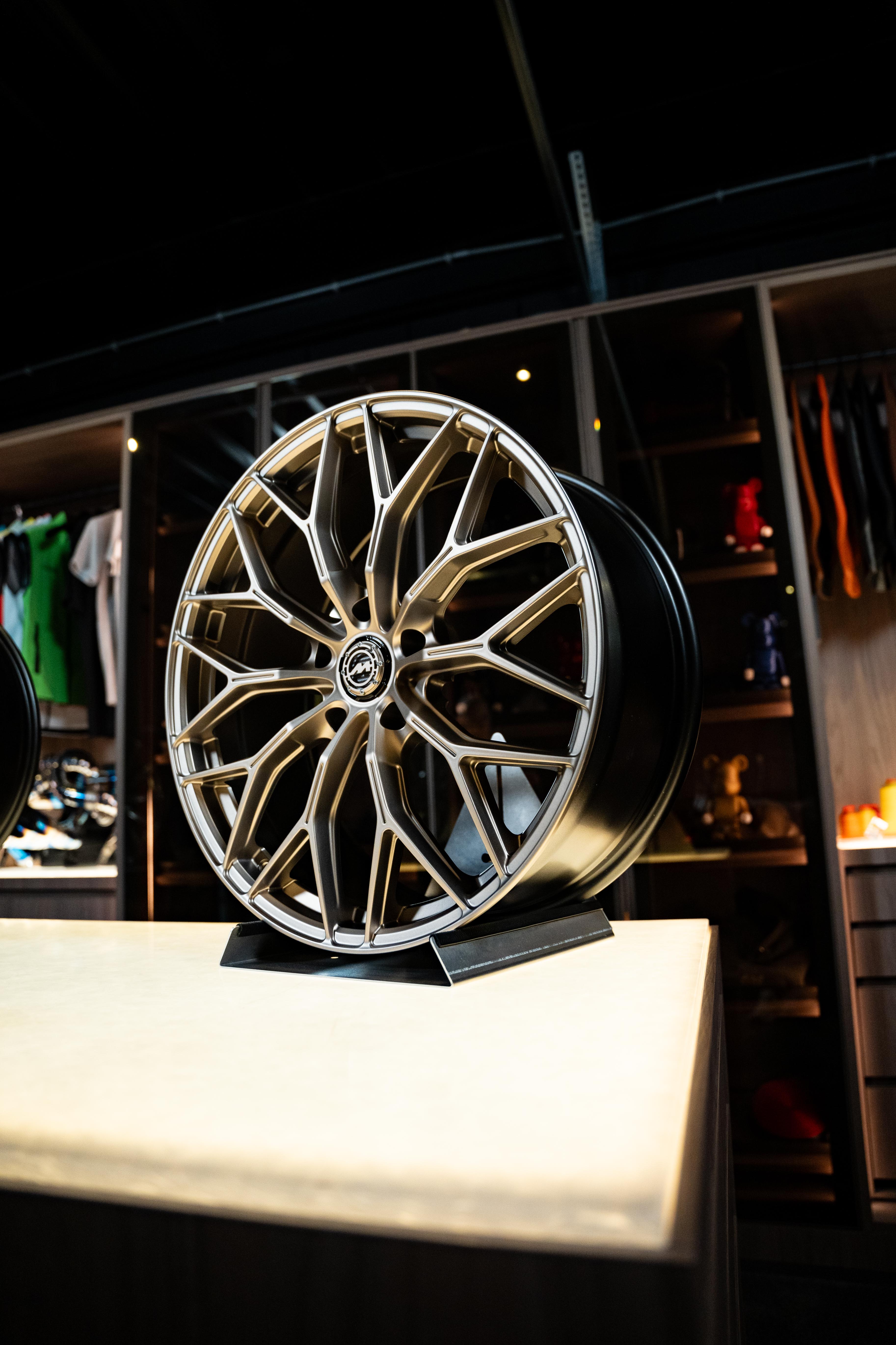 Golf R MK8 M-WX 20" Neodyme Gold Motech Wheel