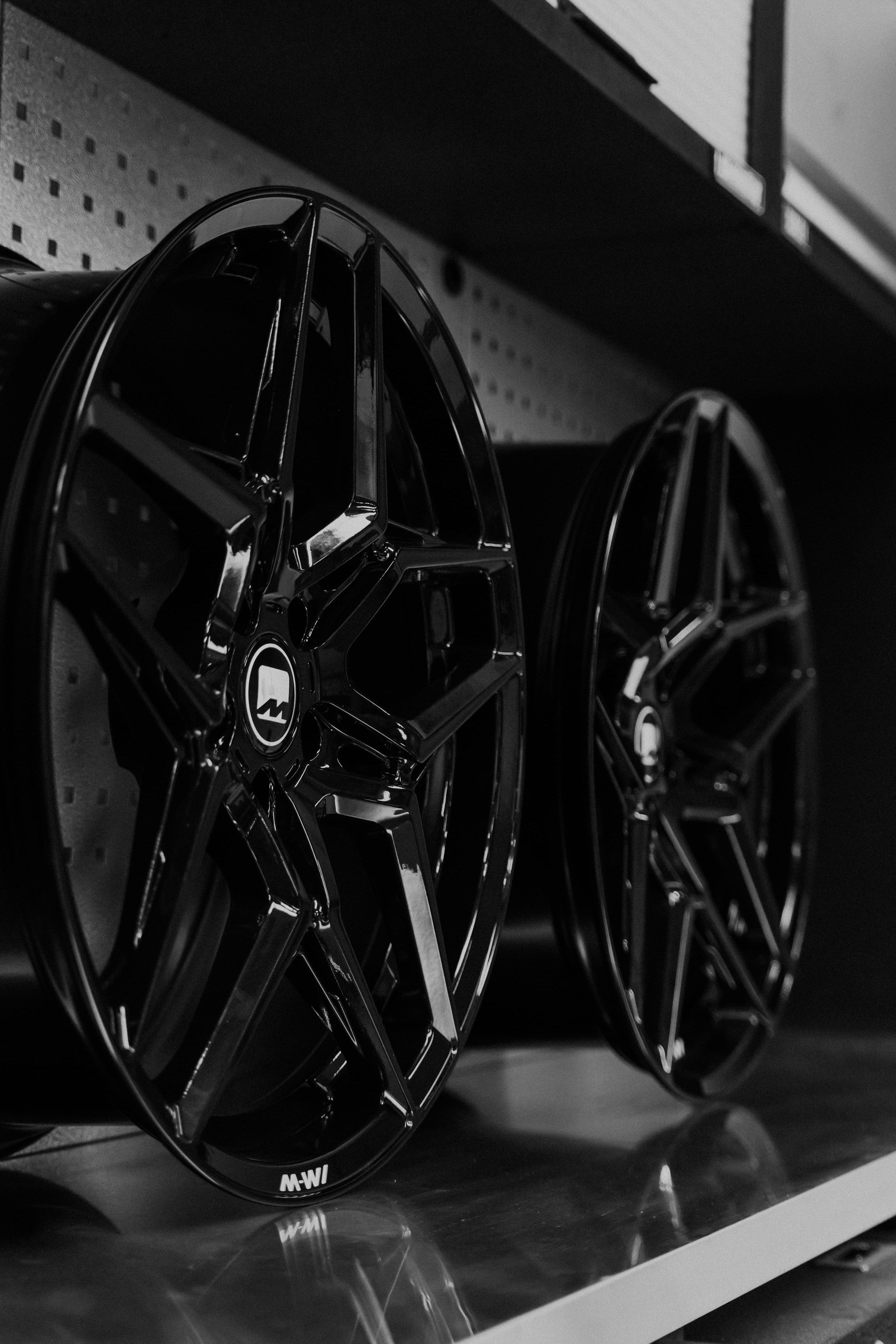 BMW i4 M-W1 20" Precision Black Motech Wheel