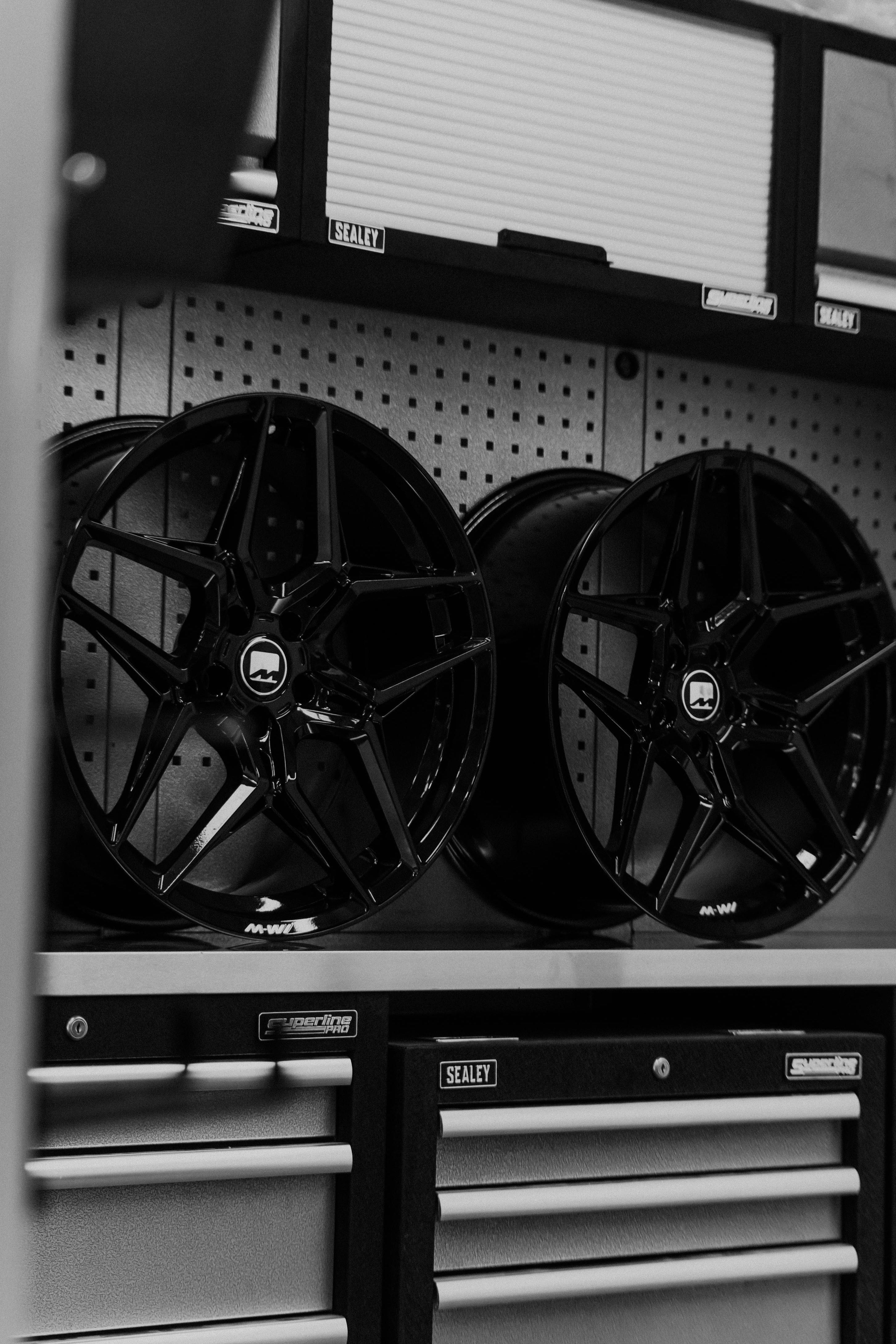 BMW i4 M-W1 20" Precision Black Motech Wheel